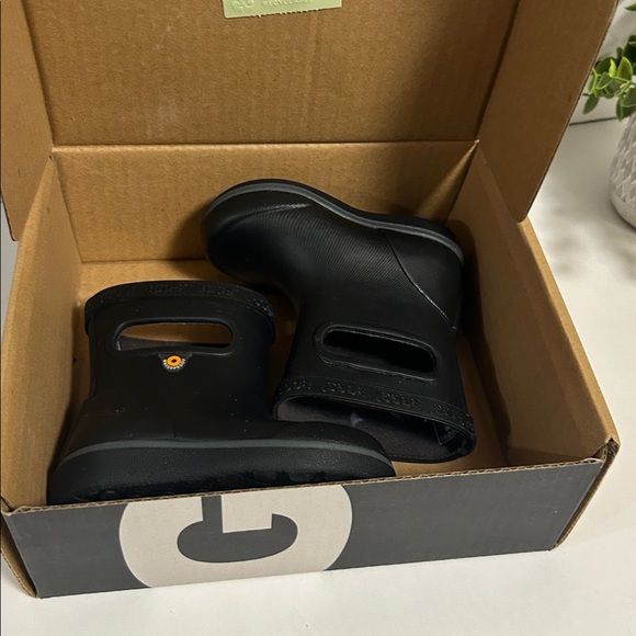 BOGS Kids Black Rain Boots - Picture 15 of 17